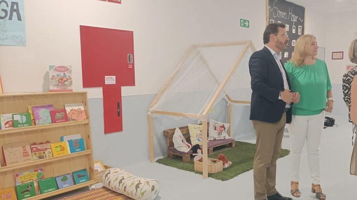 La vicealcaldesa de Madrid, Inmaculada Sanz, en una escuela infantil de Villa de Vallecas