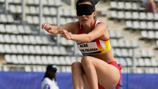 Alba García durante el salto de longitud de los Mundiales de Paris de 2023