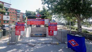 Estación de metro cerrada por obras.