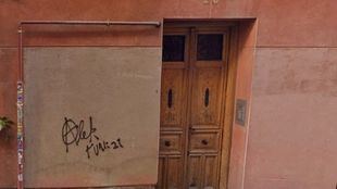 Bomberos rescatan a una mujer por el tejado tras el incendio de un colchón en un descansillo en Lavapiés