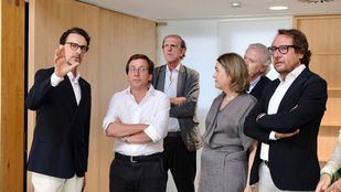 El alcalde de Madrid, José Luis Martínez-Almeida durante la visita el nuevo centro cultural del barrio de Butarque