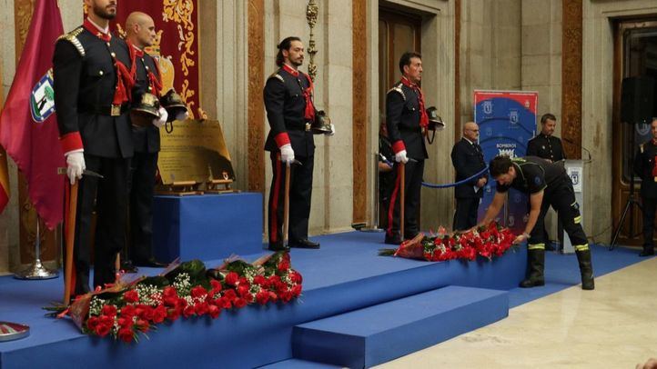 Un representante de cada parque de bomberos de la ciudad ha depositado un ramo de diez rosas rojas, una por cada uno de los caídos