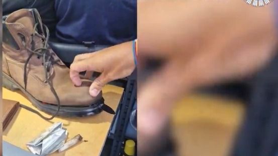 La bota con la navaja incluida