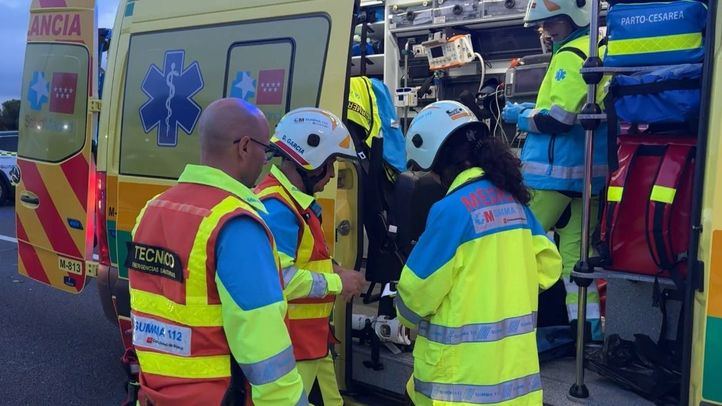 Sanitarios atienden a la mujer atropellada en Torrelodones