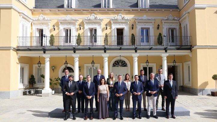 Foto de familia, el presidente del PP, Alberto Núñez Feijóo, junto a los barones del PP