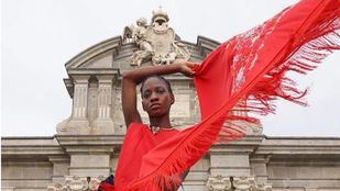 Modelo en la Puerta de Alcalá