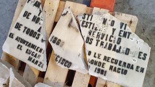 Restos de la placa dañada que fue retirada de la antigua fachada de la vivienda donde residió el que fuera presidente de la II República Francisco Largo Caballero