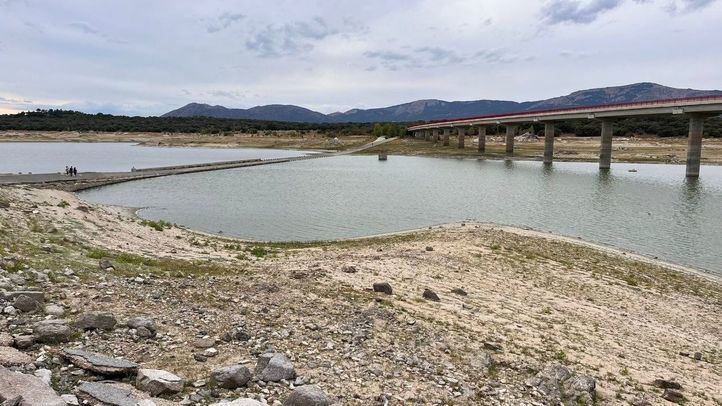 Queda al descubierto el Puente del Tercio, sumergido durante años en el embalse de Valmayor