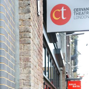 Cierra el teatro Cervantes de Londres