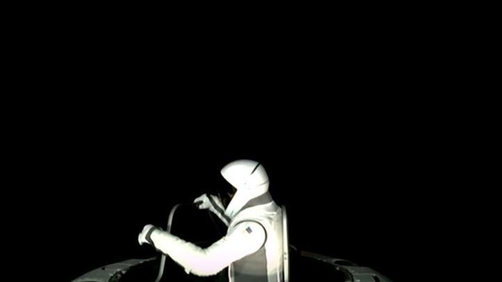 Dos astronautas no profesionales protagonizan la primera actividad extravehicular en el espacio
