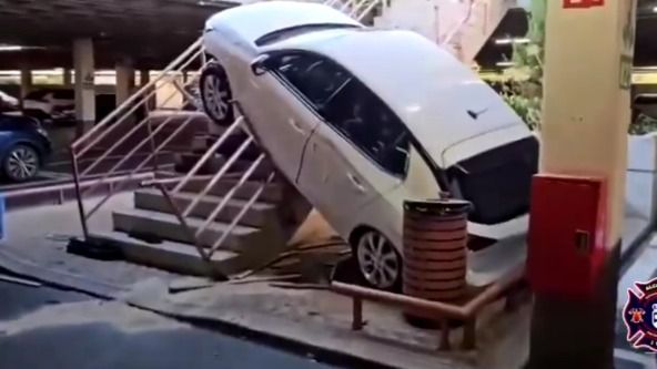 Un vehículo cae por las escaleras de un centro comercial en Alcorcón