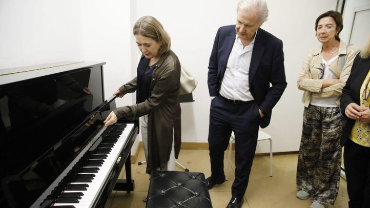 La delegada de Cultura, Turismo y Deporte, Marta Rivera de la Cruz, visita la Biblioteca Musical Víctor Espinós