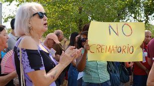 Concentración de los vecinos de San Fermín a las puertas del tanatorio Parcesa M-40