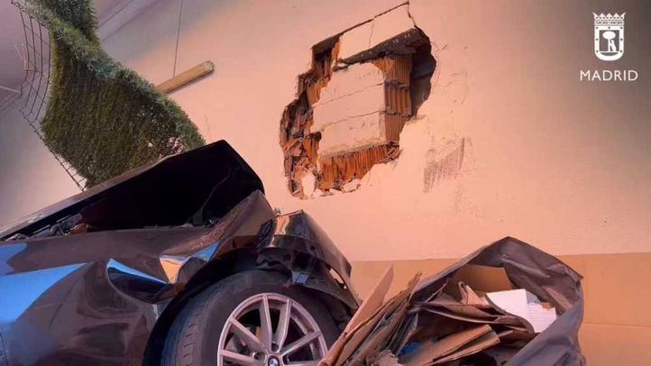 Accidente de coche en un supermercado de San Blas