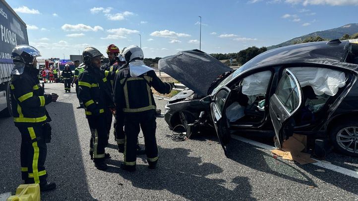 Accidente entre un turismo y un camión en la A-6
