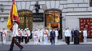 Almeida hace entrega de una nueva bandera a la Agrupación de Infantería de Marina