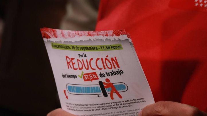 Reparto de información para las movilizaciones a favor de la reducción de jornada laboral
