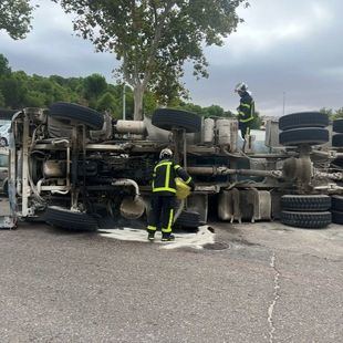 Una hormigonera vuelca sin heridos en Arroyomolinos