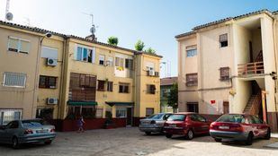 Vista general de la calle Calle Guadalaviar, con viviendas no rehabilitadas.