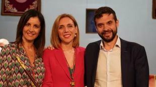 Jesús Santos, de Ganar Alcorcón, con Trinidad Castillo (Más Madrid Alcorcón) y Candelaria Testa (alcaldesa de Alcorcón, PSOE), equipo de Gobierno del municipio.
