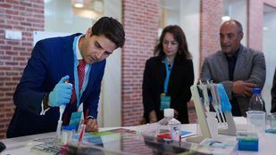 El consejero de Educación, Ciencia y Universidades, Emilio Viciana, en una de las actividades de la Noche Europea de los Investigadores NightMadrid