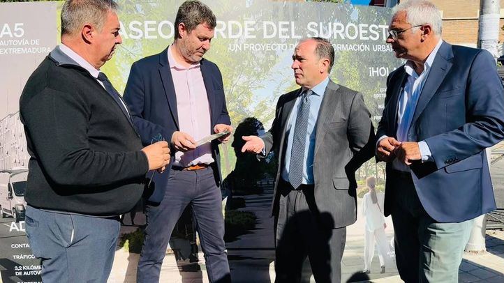 Carabante en el reparto de folletos informativos sobre el soterramiento de la A-5