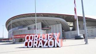 El Atleti expulsa al socio identificado en el lanzamiento de objetos en el derbi