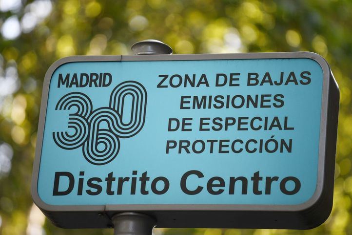 Letrero anunciador de la ZBE Distrito Centro