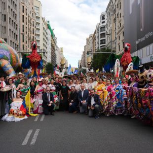 La gran cabalgata de Hispanidad recorre la Gran Vía con la representación de 22 nacionalidades