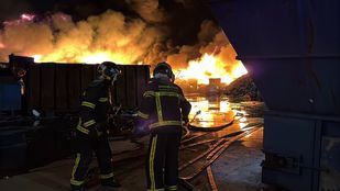 Incendio en una planta de reciclaje.