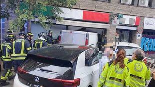Una furgoneta y un coche se estrellan en una pizzería del distrito Salamanca