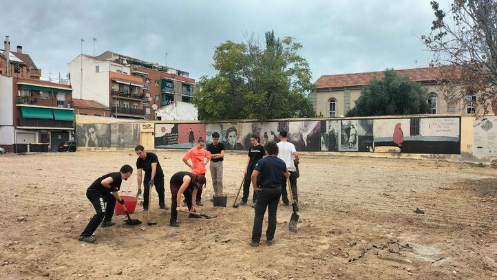 Entrevías desentierra la memoria del barrio: tercera campaña de excavaciones en la plaza de Robert Capa