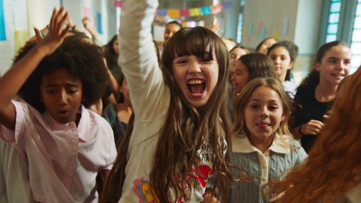 Chloe Delarosa en el videoclip de 'Como la Lola'