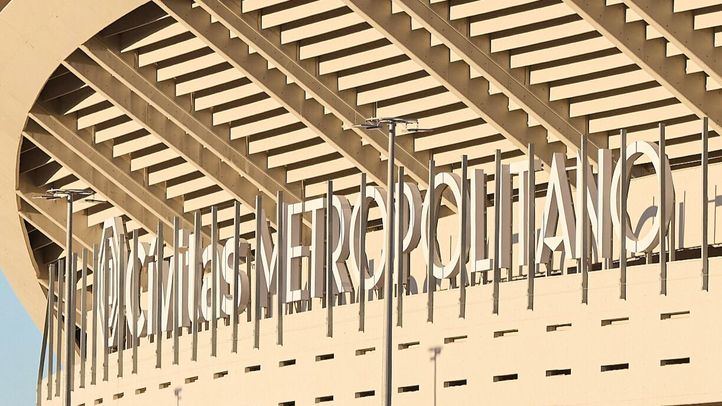 Decenas de aficionados en las inmediaciones del Estadio Cívitas Metropolitano, a 29 de septiembre de 2024, en Madrid (España)