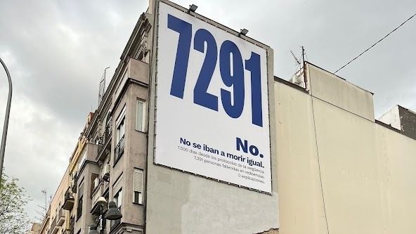 Lona de Más Madrid recordando a los fallecidos en residencias durante el Covid-19