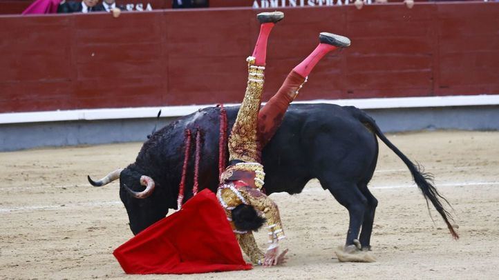 Andrés Roca Rey sufre una grave cogida durante su faena en la plaza de toros de Las Ventas, a 6 de octubre de 2024