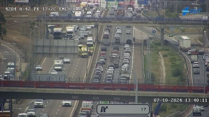Herido un motorista al salir de la A-42, en Fuenlabrada, que deja varios kilómetros de atascos
