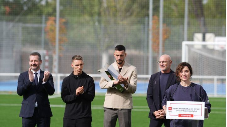 Ayuso entrega el Premio Internacional del Deporte a la selección española de fútbol en Villamanta