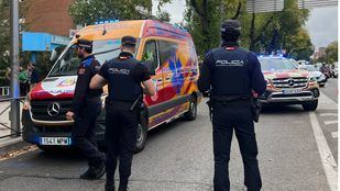 Pierde el control de su coche, choca contra una moto y acaba en la acera