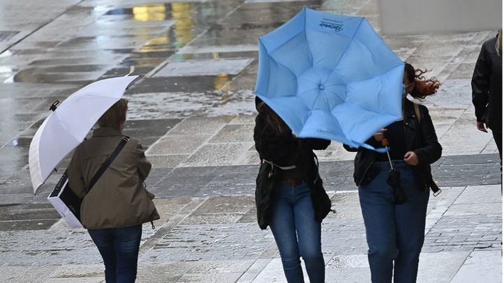Día de lluvia y viento en Gran Vía