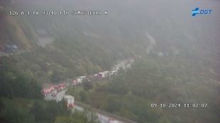 Un camionero se da a la fuga tras volcar su vehículo donde escondía droga