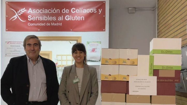 Responsables de la Asociación de Celiacos y Sensibles al Gluten y de Mercadona durante la entrega