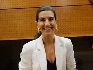 Monasterio entrega su acta como diputada en la Asamblea