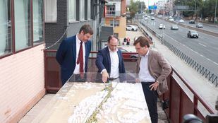 El alcalde de Madrid observa la maqueta del proyecto del soterramiento de la A-5 junto a la vía que se transformará con el proyecto.