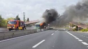 Un autobús vacío se incendia en la carretera del Goloso sin dejar heridos