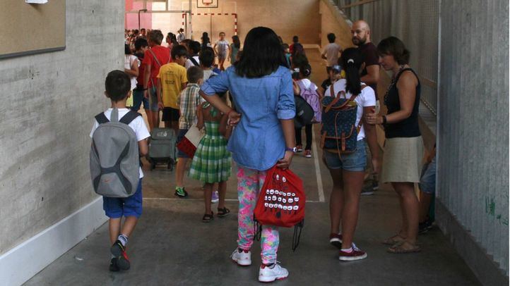 Alumnos entrando en el colegio público de primaria Isabel La Católica del barrio de Malasaña.