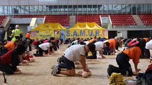 Tres centenares de estudiantes aprenden reanimación cardiopulmonar en la Caja Mágica