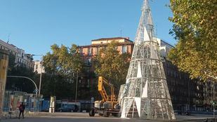 Cuenta atrás para Navidad en Madrid con la instalación de las luces