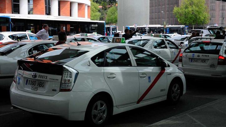 Un taxi sale ocupado de la parada de la Estación de Atocha