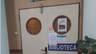 Puerta de la Biblioteca Enrique Tierno Galván con cartel anunciando el cierre temporal de varias tardes